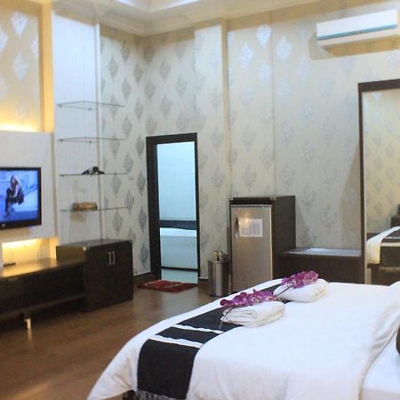 Hotel Harmony In & Karaoke Pontianak Exterior foto