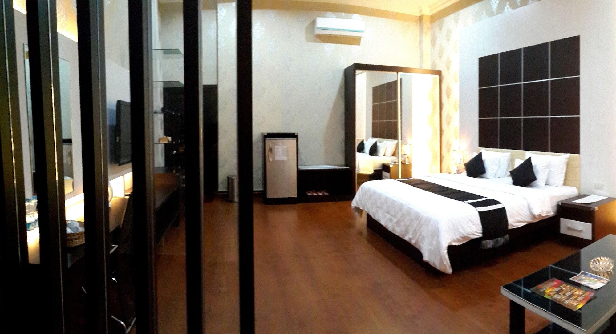 Hotel Harmony In & Karaoke Pontianak Exterior foto