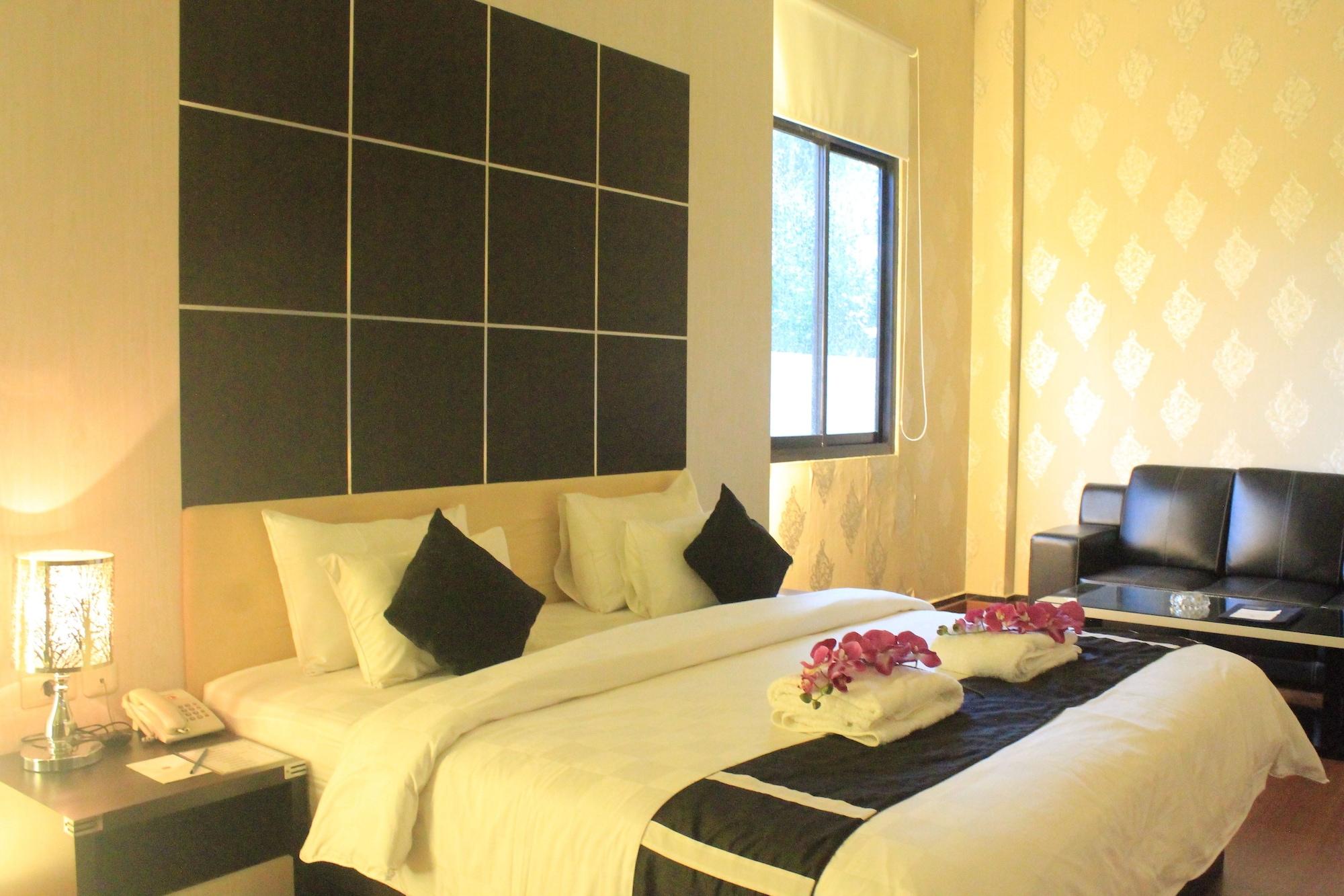 Hotel Harmony In & Karaoke Pontianak Exterior foto