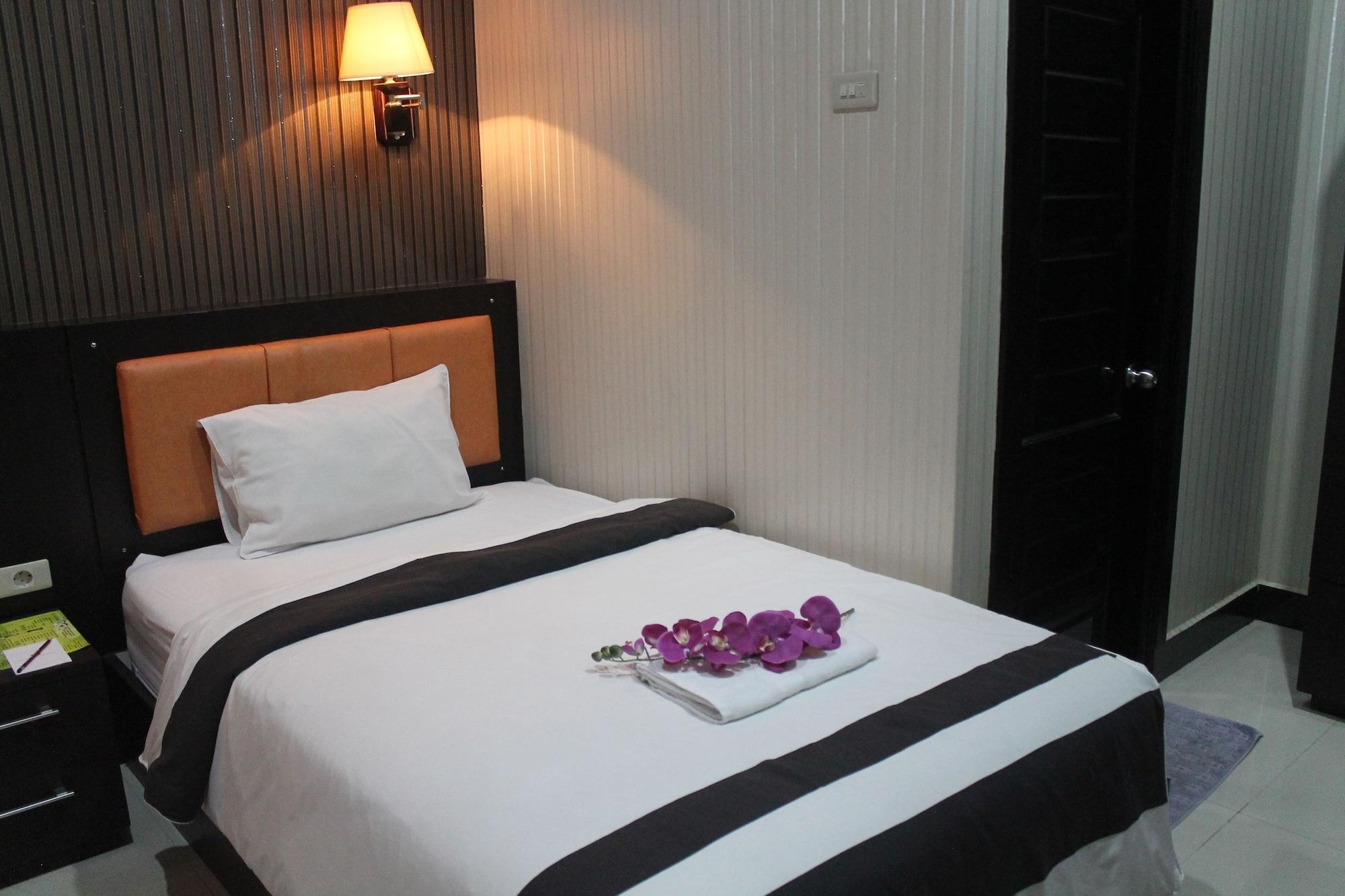 Hotel Harmony In & Karaoke Pontianak Exterior foto