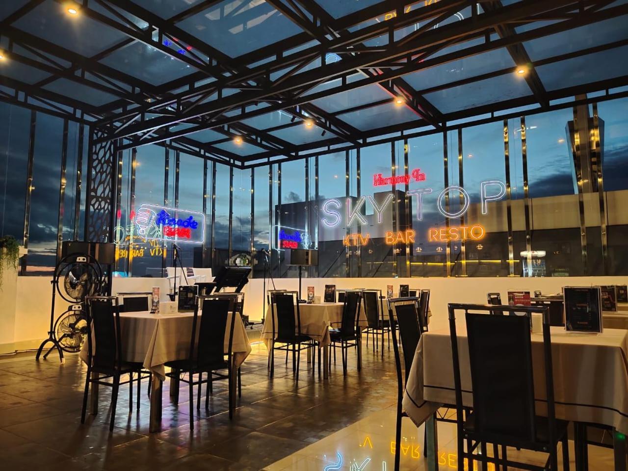 Hotel Harmony In & Karaoke Pontianak Exterior foto