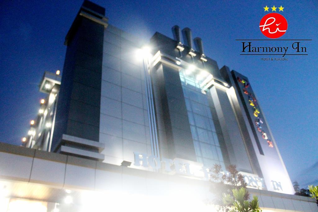 Hotel Harmony In & Karaoke Pontianak Exterior foto