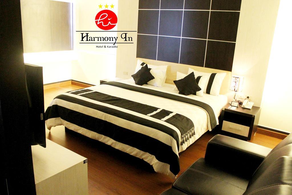 Hotel Harmony In & Karaoke Pontianak Exterior foto