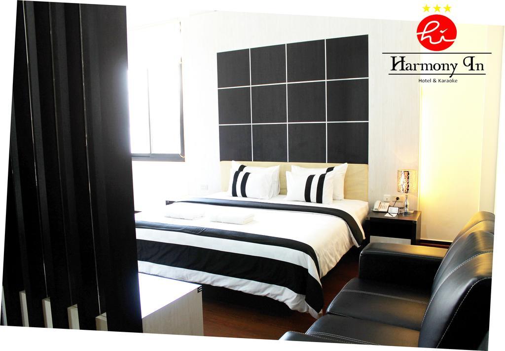 Hotel Harmony In & Karaoke Pontianak Exterior foto