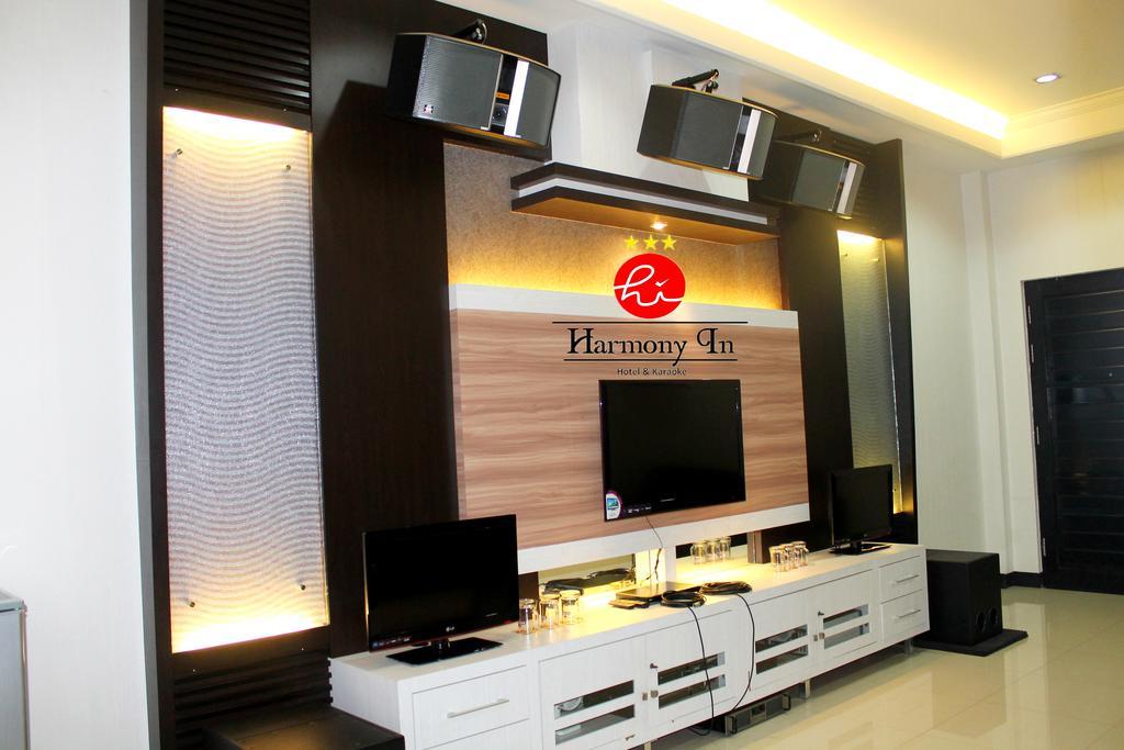 Hotel Harmony In & Karaoke Pontianak Exterior foto
