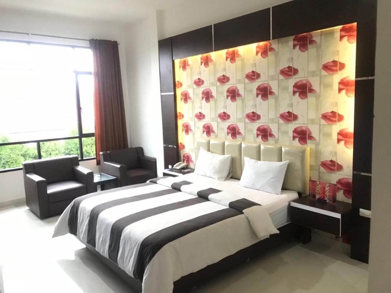 Hotel Harmony In & Karaoke Pontianak Exterior foto