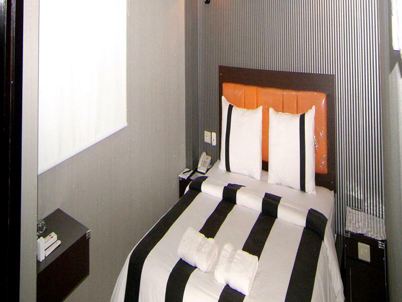 Hotel Harmony In & Karaoke Pontianak Exterior foto