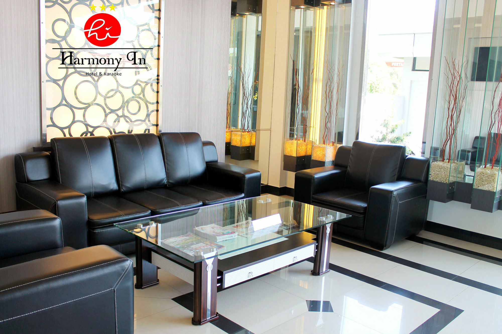 Hotel Harmony In & Karaoke Pontianak Exterior foto